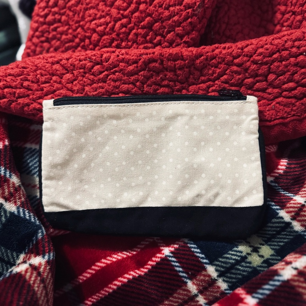 Iconic Lip 👄 Print Pouch - Picture 2 of 2